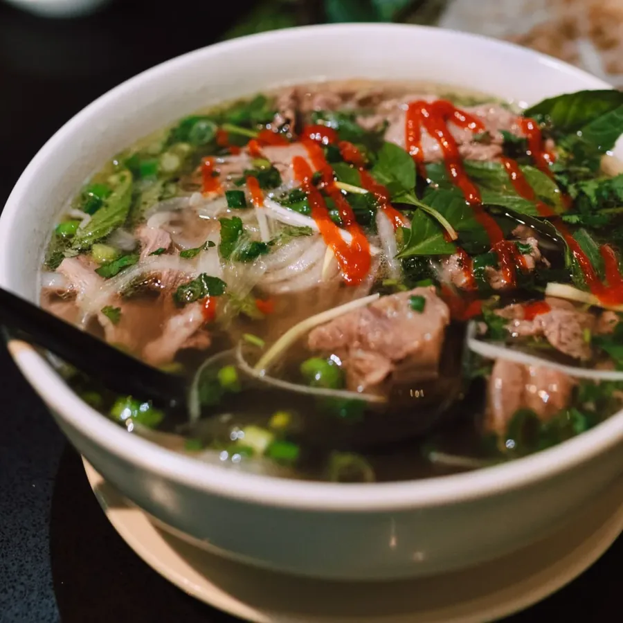 Ly trà trái cây trên bàn gỗ